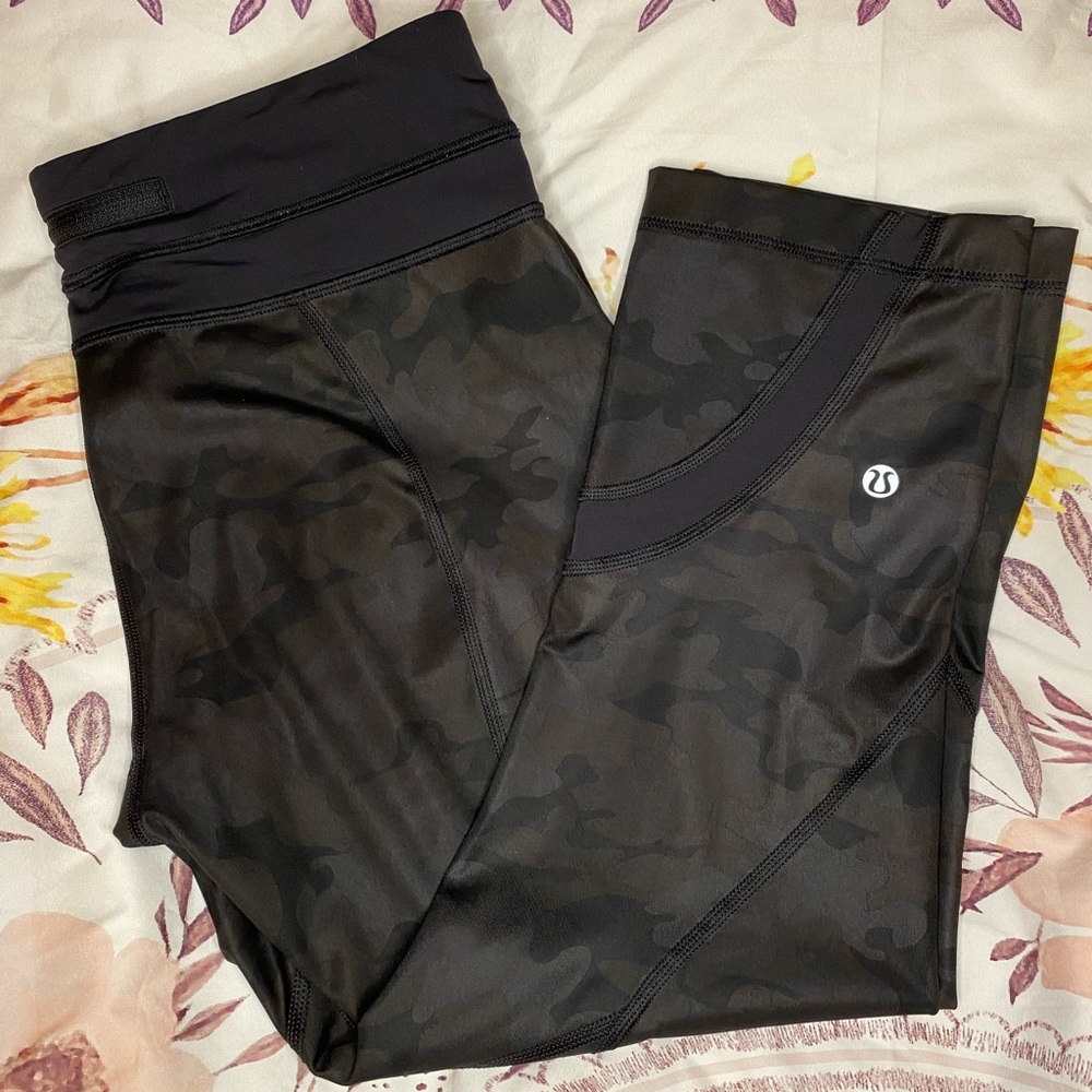 Lululemon size 10 cropped camo like new leggings